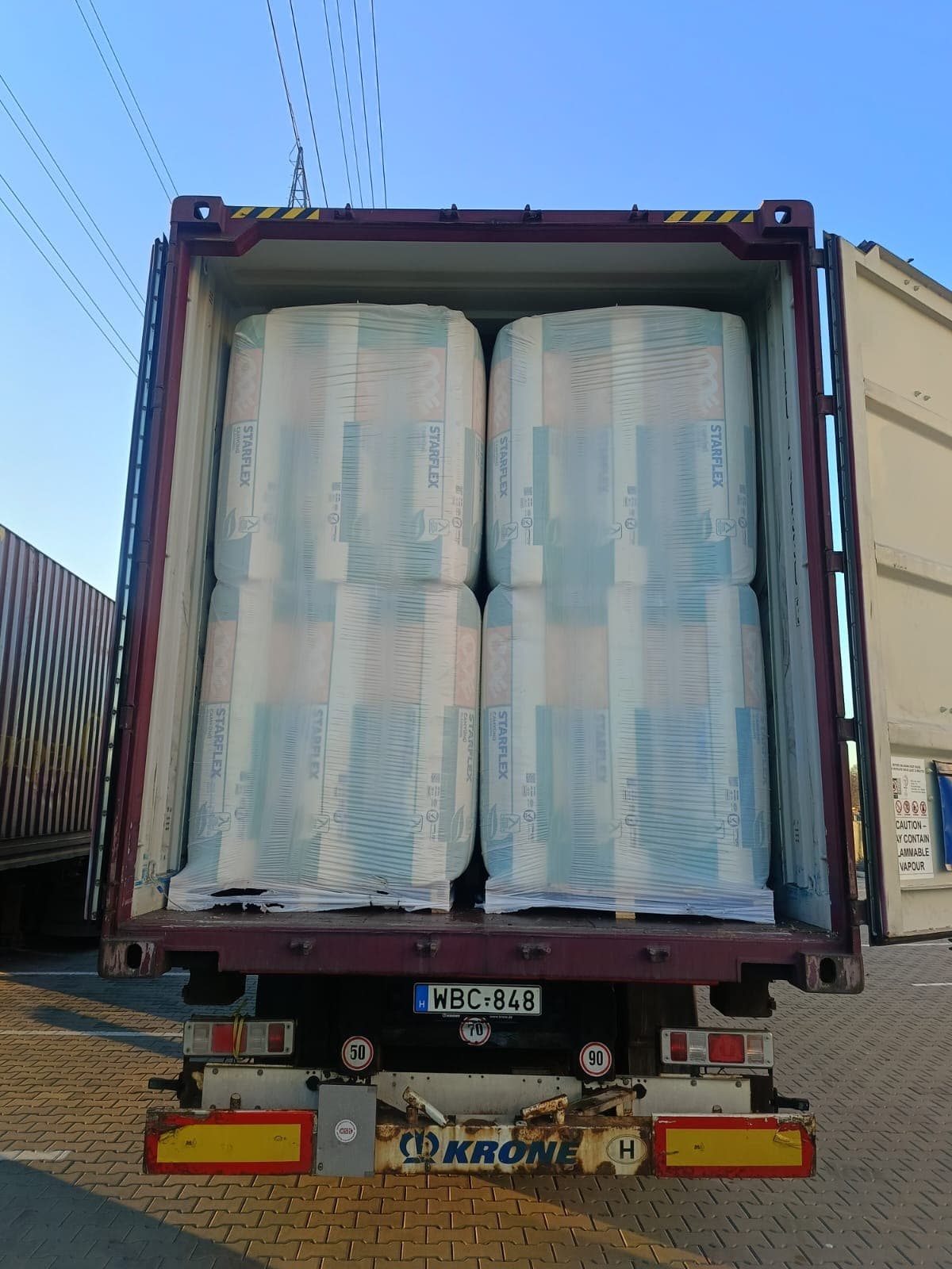 Tır üzerindeki bir konteynere yüklenmiş, streçlenmiş ODE Starflex cam yünü paketleri